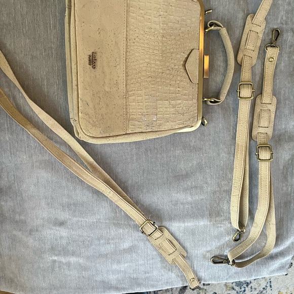 Elegant Cream Crocodile-Embossed Shoulder Bag - Picture 4 of 10